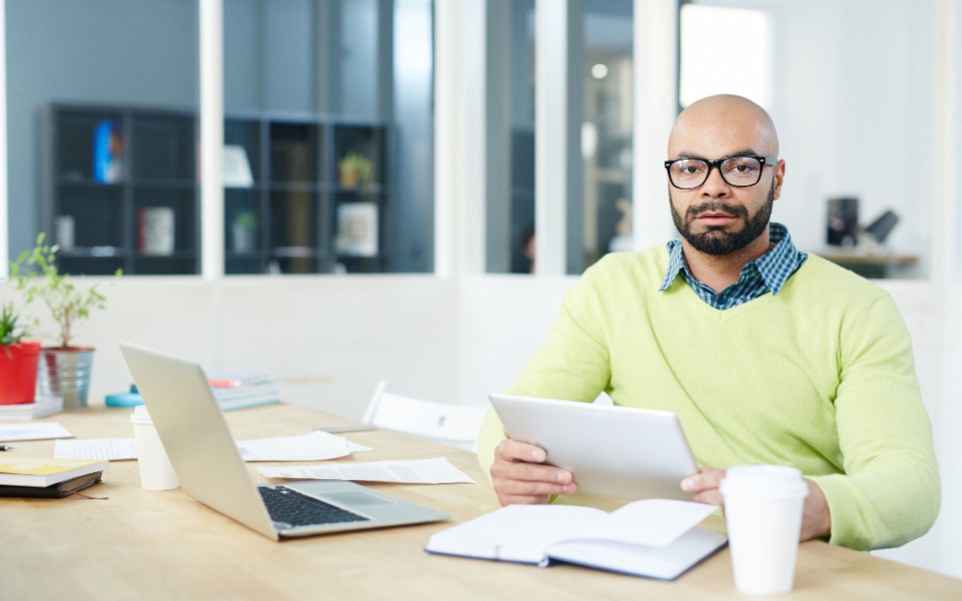 Homme consultant un dossier médical numérique sur une tablette dans un bureau, illustrant la gestion sécurisée des données de santé et la conformité RGPD.